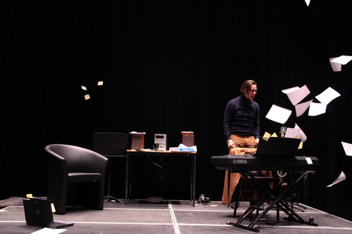 Aquarium mit Julian Loidl; Foto: Debora Söll © OJA! Production