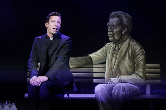 Markus Schneider als Pfarrer Elmar